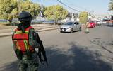 Elemntos del Ejército Mexicano revisan vehículos en una carretera de Zamora / Foto: Luis Enrique Estrella | El Sol de Zamora